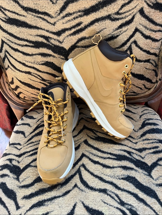 Nike Other - Nike Manoa Mens 8.5 Tan and Black Work Boot